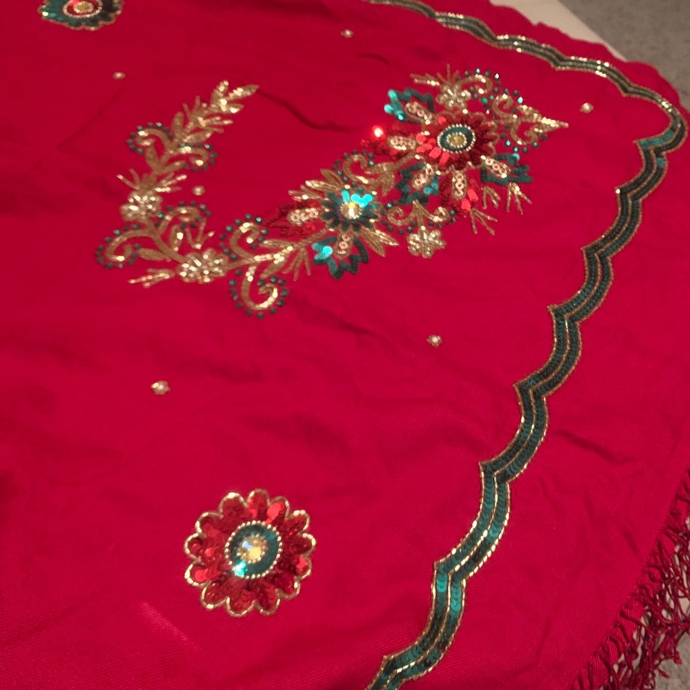 Red Shawl - Picture 2 of 4